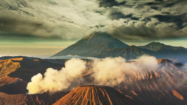 Sejak Kamis, Bromo keluarkan Asap Putih dan Abu Vulkanis - GenPI.co