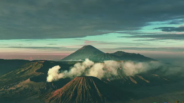 Berstatus Waspada, Wisatawan Gunung Bromo Diwajibkan Bawa Benda ini - GenPI.co