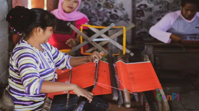 Kain Tenun Donggala Mengandung Kearifan Lokal - GenPI.co