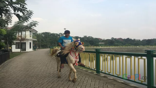 Serunya Berkuda Keliling Tandon Ciater - GenPI.co