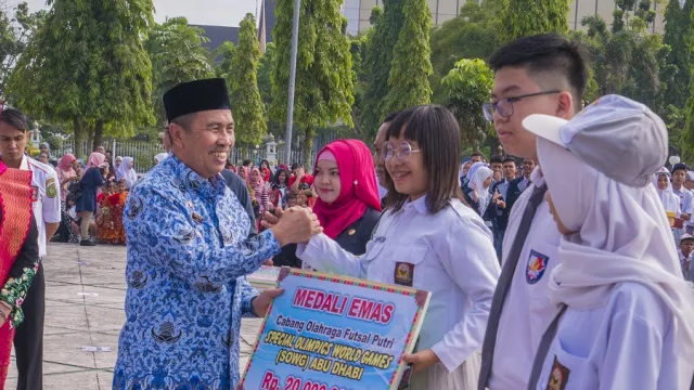 Hardiknas di Riau, Siswa dan Guru Berprestasi Dapat Penghargaaan - GenPI.co