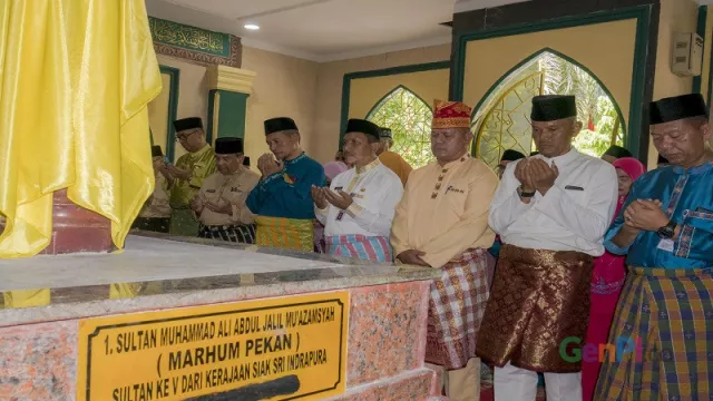 Jelang Ramadhan, Pejabat Riau Ziarah Makam Sultan Siak - GenPI.co