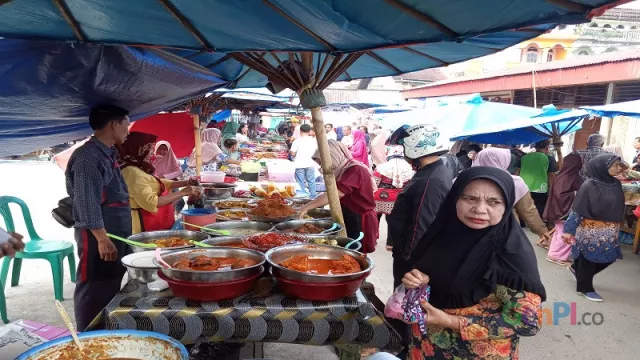 Berburu Kuliner Buka Puasa di Pasar Pabukuon Batusangkar - GenPI.co