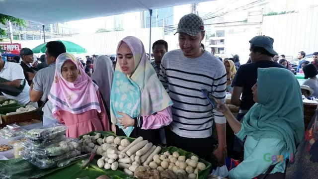Hamil Muda, Kartika Putri dan Suami Cari Takjil di Pasar Benhil - GenPI.co