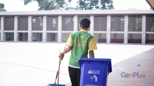 Petugas Kebersihan yang Tak Pernah Letih Menjaga Masjid Istiqlal - GenPI.co