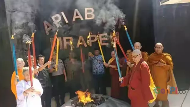 Umat Budha Mengambil Api Abadi Mrapen Di Grobogan - GenPI.co