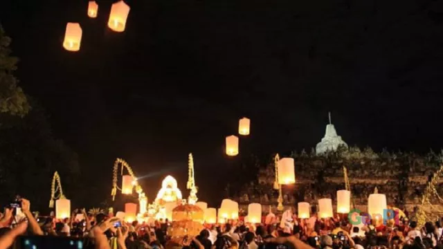 Hari Raya Waisak, Ribuan Lampion Diterbangkan di Candi Borobudur - GenPI.co