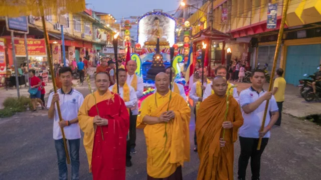Ribuan Umat Buddha Memeriahkan Pawai Waisak di Pekanbaru - GenPI.co