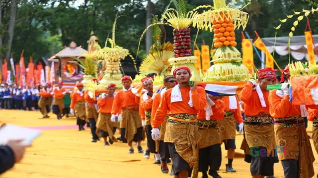 Ribuan Umat Buddha Ikuti Kirab Waisak dari Mendut ke Borobudur - GenPI.co