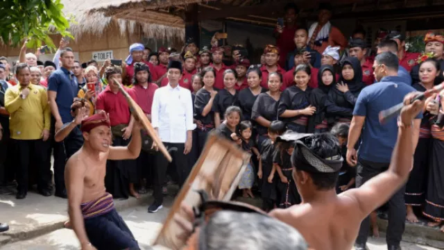 Presiden Joko Widodo Wisata Mendadak di Dusun Sade Lombok - GenPI.co