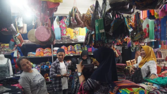 Berburu Oleh-oleh di Pasar Cakranegara Saat Pelesir ke Lombok - GenPI.co
