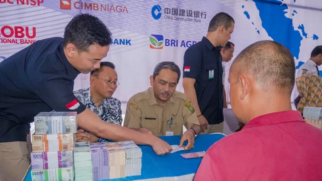 Warga Kota Pekanbaru Tukar Uang di Kantor Gubernur Riau - GenPI.co