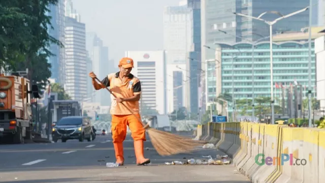 Suka Duka Pasukan Orange Membersihkan Sampah Aksi 22 Mei - GenPI.co