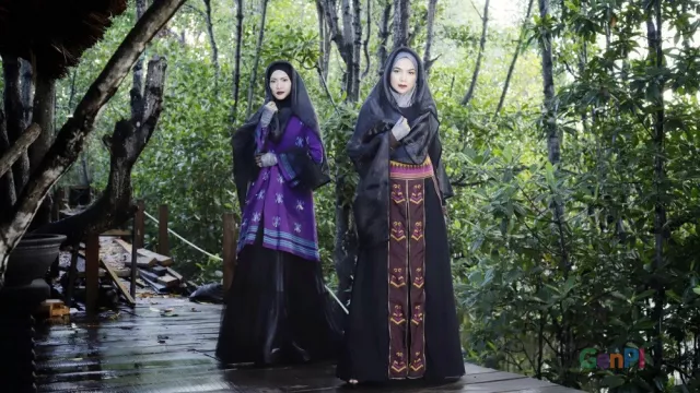 Wow! Fashion Show Tenun Digelar Perdana di Hutan Bakau Kendari - GenPI.co