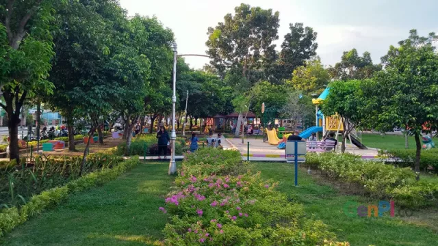 Wisata Taman Kota, Alun Alun Ngawi Tempat Asyik buat Ngabuburit - GenPI.co Wisata Taman Kota, Alun Alun Ngawi Tempat Asyik buat Ngabuburit - GenPI.co