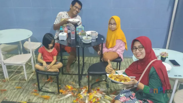 Resto di Pekanbaru Tawarkan Sensasi Makan dalam Kolam Bareng Ikan - GenPI.co