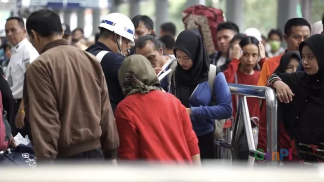 H-2 Lebaran, Pemudik Masih Padati Stasiun Senen - GenPI.co