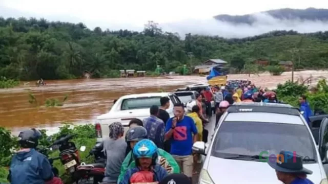 Akses Jalan Putus Akibat Banjir di Trans Sulawesi - GenPI.co