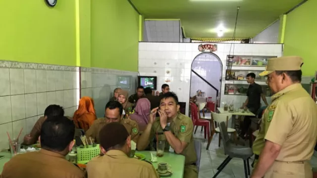 Enak Nongkrong di Kedai Usai Apel, 30 ASN ini Diciduk Wagub Riau - GenPI.co
