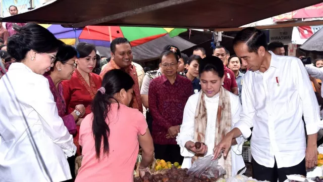 Jelang Pembukaan PKB, Presiden Jokowi Belanja di Pasar Sukawati - GenPI.co