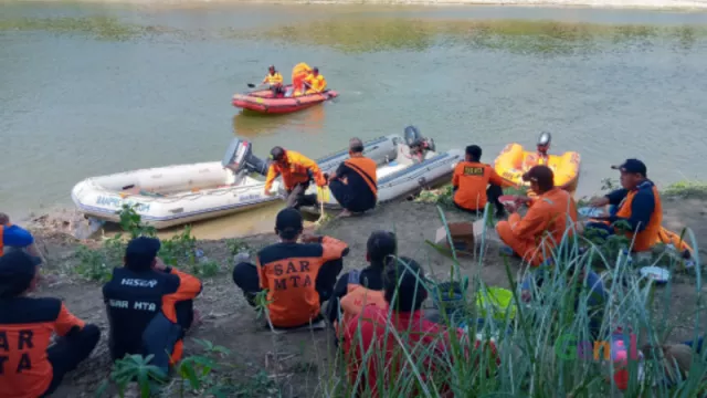 Seorang Warga Tenggelam Saat Sebrangi Sungai Bengawan Solo - GenPI.co