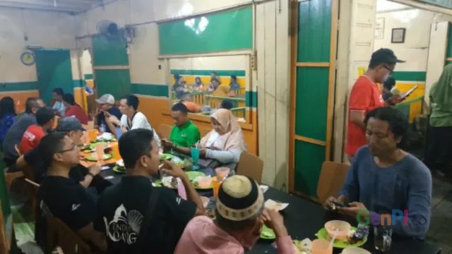 Ayam Penyet jadi Menu Idola di Festival Bakar Tongkang Riau - GenPI.co