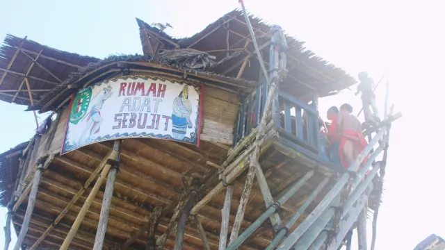 Baluk, Rumah Adat Suku Dayak Bidayuh - GenPI.co
