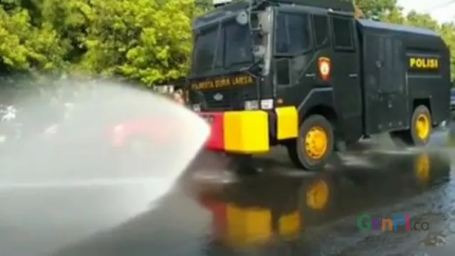 Bersihkan Kotoran Kuda di Jalan, Kota Solo Pakai Water Cannon - GenPI.co