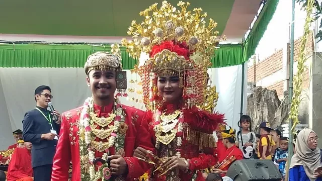 Kostum Berbagai Daerah Tampil di Festival Pengantin Nusantara - GenPI.co