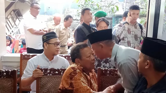 Sang Ibu Pingsan Saat Jenazah Sutopo PN Tiba di Rumah Duka - GenPI.co Sang Ibu Pingsan Saat Jenazah Sutopo PN Tiba di Rumah Duka - GenPI.co