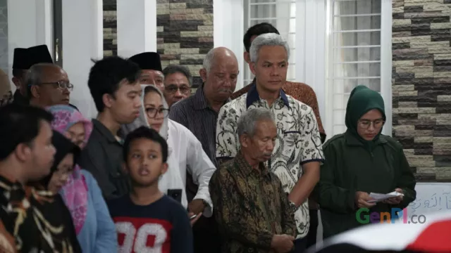 Air Mata Ganjar Pranowo Menggenang Sambut Jenazah Sutopo di Depok - GenPI.co