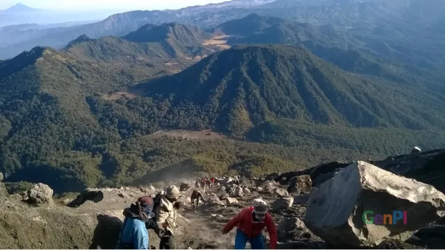 Turuni Puncak Semeru, Pendaki ini Hampir Kehilangan Nyawa - GenPI.co