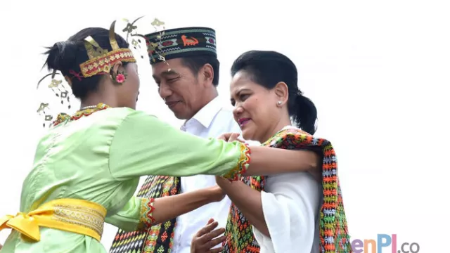 Apa Filosofi Motif Tenun yang Dipakai Jokowi di Labuan Bajo? - GenPI.co Apa Filosofi Motif Tenun yang Dipakai Jokowi di Labuan Bajo? - GenPI.co