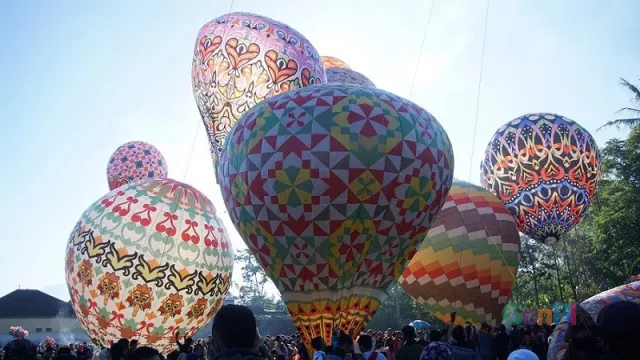 Puluhan Balon Udara Hiasi Langit Wonosobo - GenPI.co