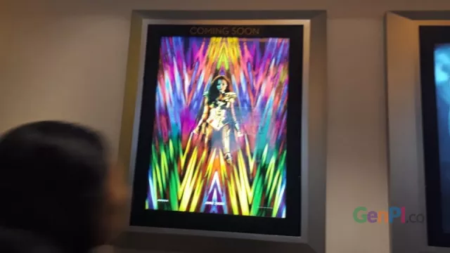 Wow! Bioskop Sudah Pajang Poster Film Wonder Woman Berkostum Baru - GenPI.co