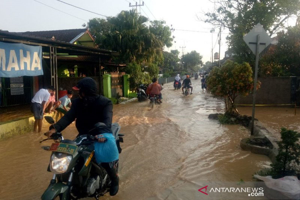 Tanggul Sungai Jebol, 500 Rumah Di Bandung Terendam Banjir - GenPI.co