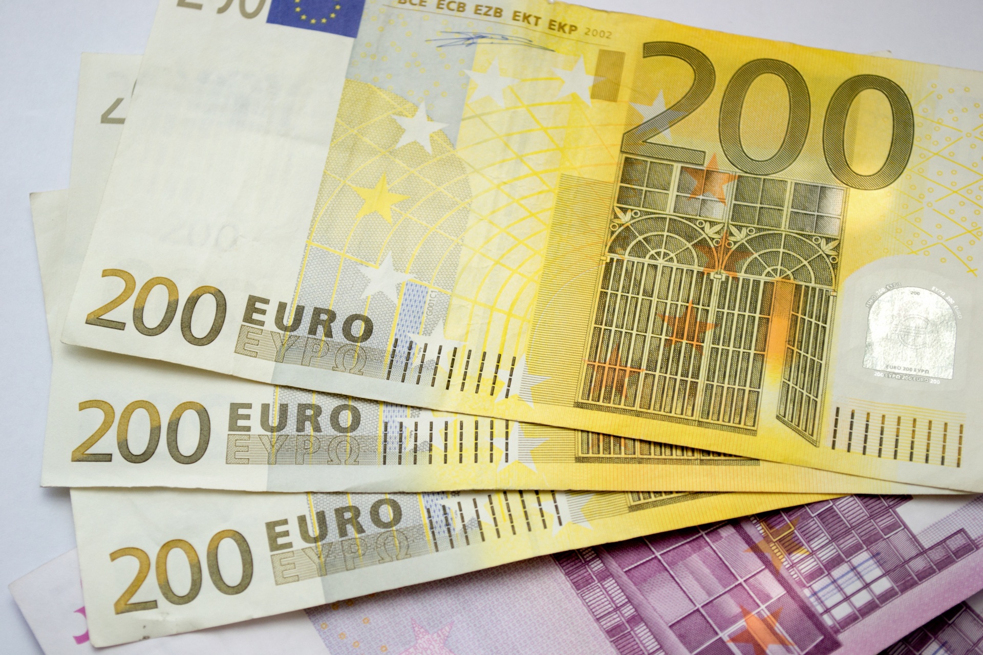 Крупная купюра евро. Деньги евро. Купюры евро. 200 Евро. Купюра 200 евро.
