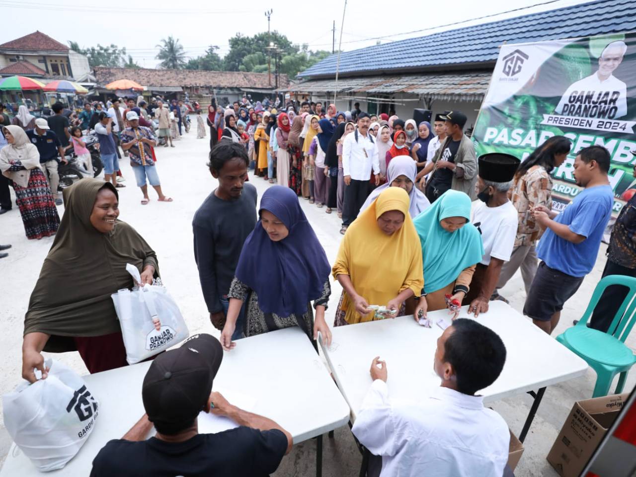 500 Paket Sembako Di Pasar Murah Gardu Ganjar Banten Diserbu Warga ...