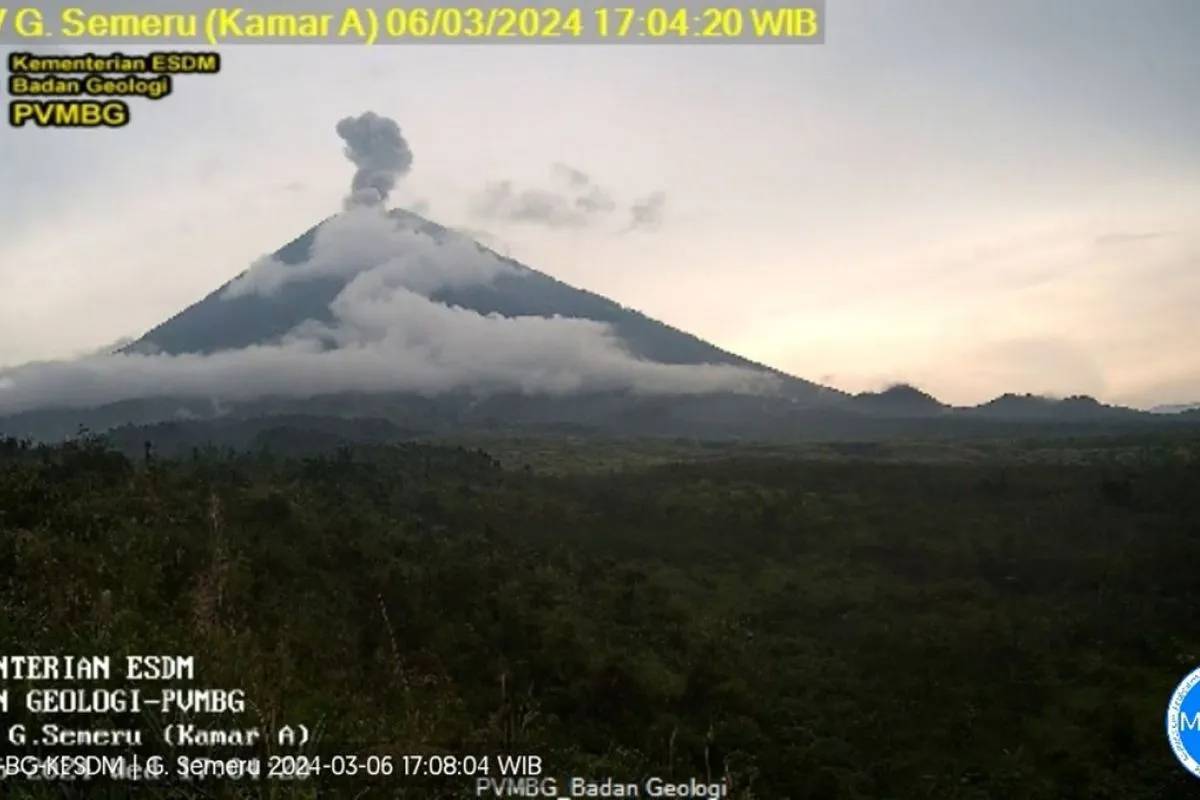 Gunung Semeru Muntahkan Abu Vulkanik Setinggi 800 Meter Ke Arah Barat ...