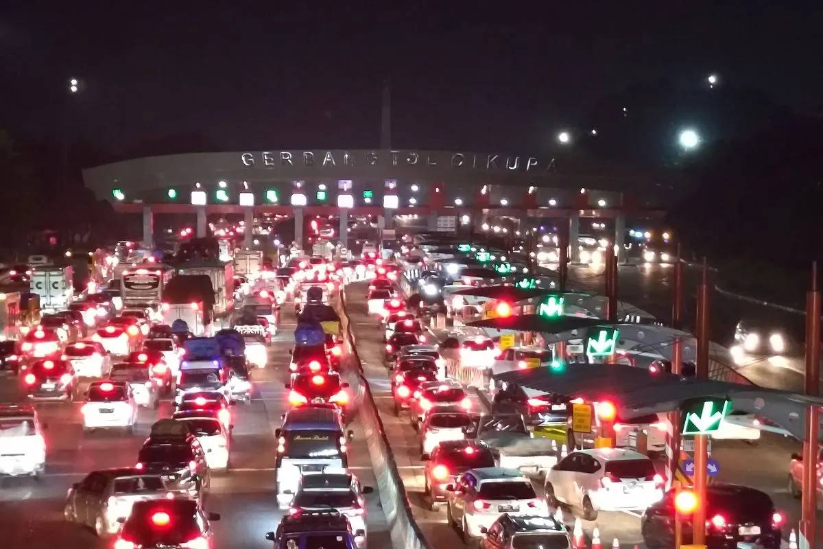 Arus Lalu Lintas Gerbang Tol Cikupa Arah Pelabuhan Merak Terpantau ...