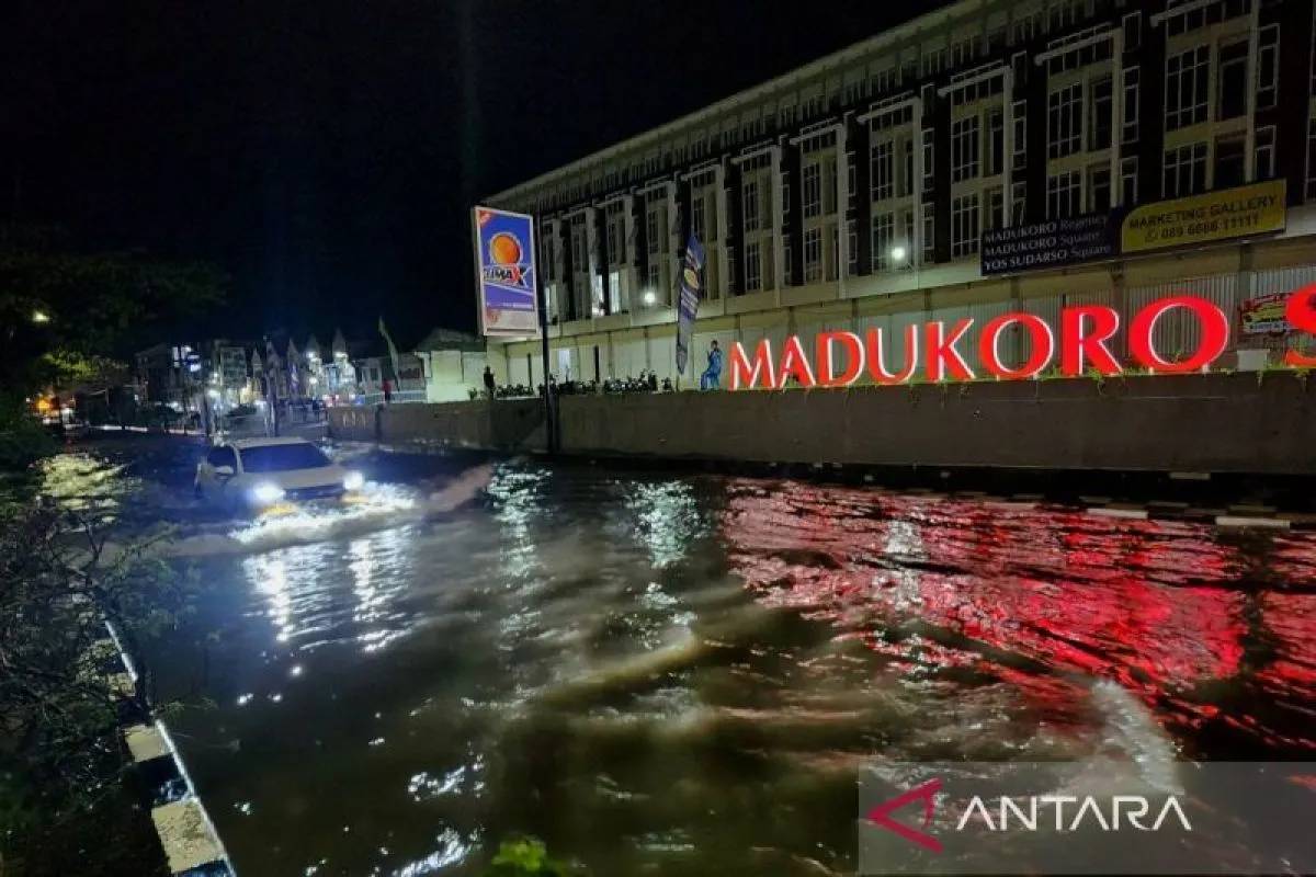 Diguyur Hujan Deras, Sejumlah Ruas Jalan di Kota Semarang Banjir