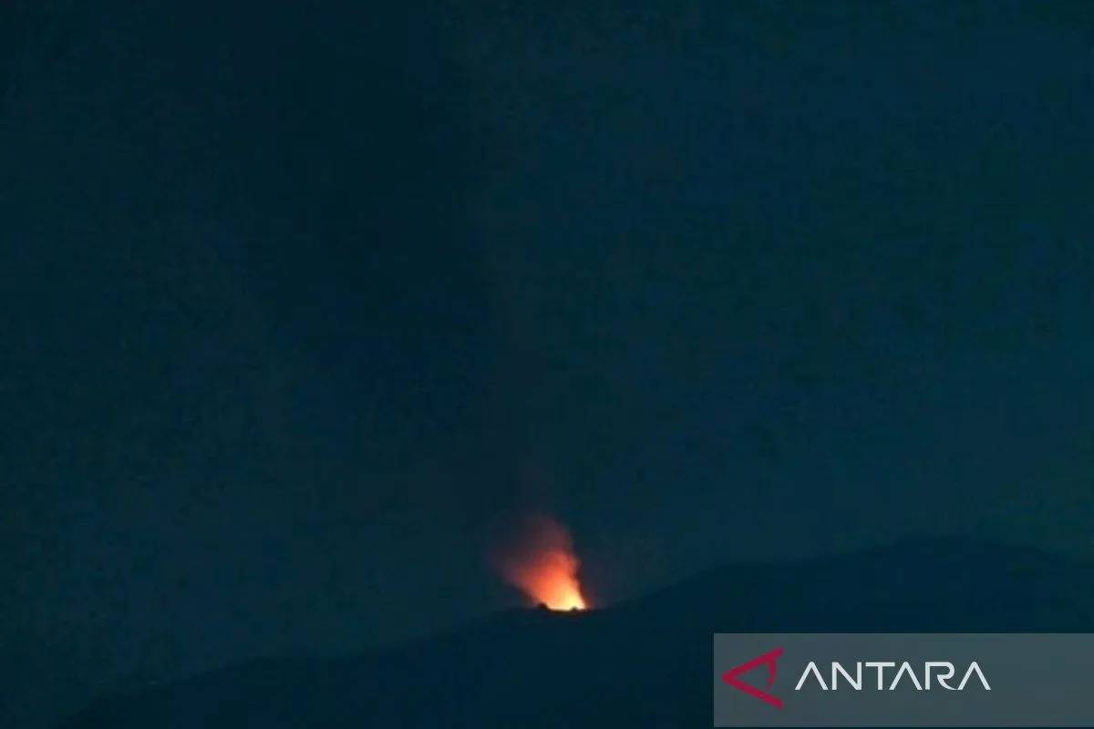 Gunung Ibu Erupsi, Lontarkan Lava Pijar dan Sinar Api Setinggi 100 Meter