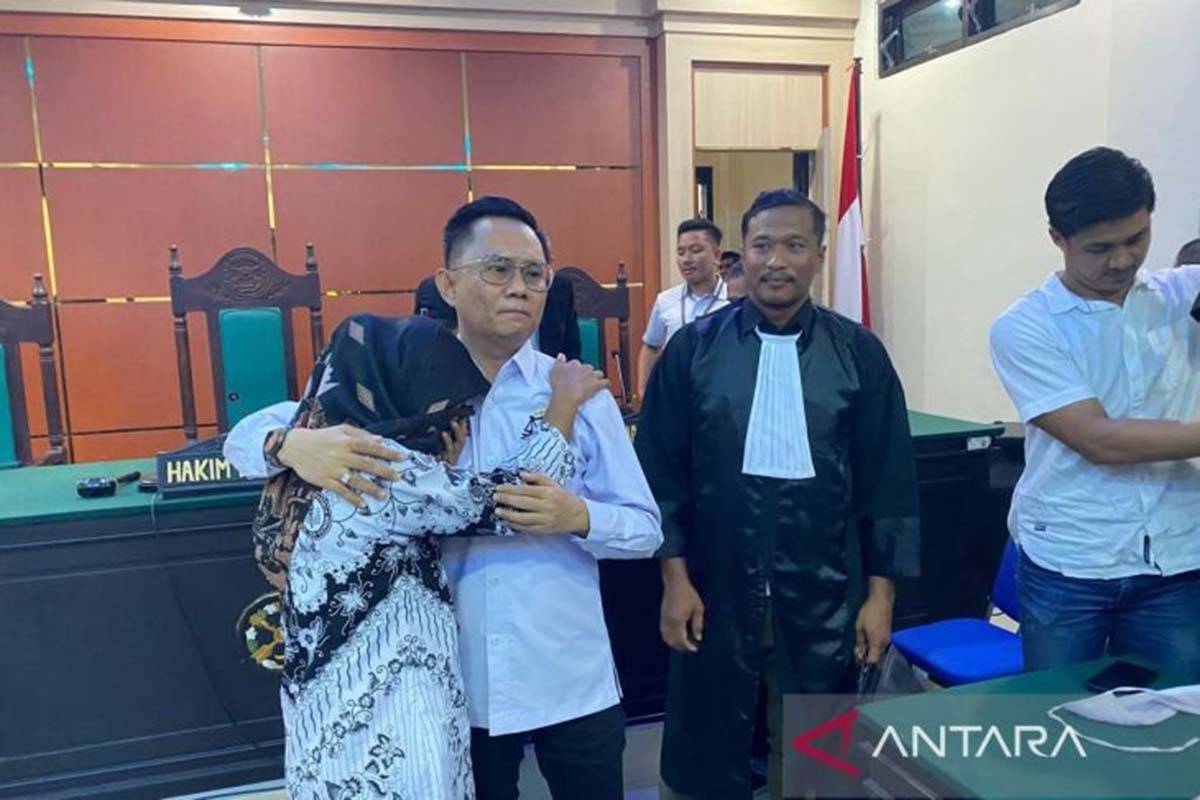 Guru Honorer Supriyani Menangis Haru Seusai Divonis Bebas