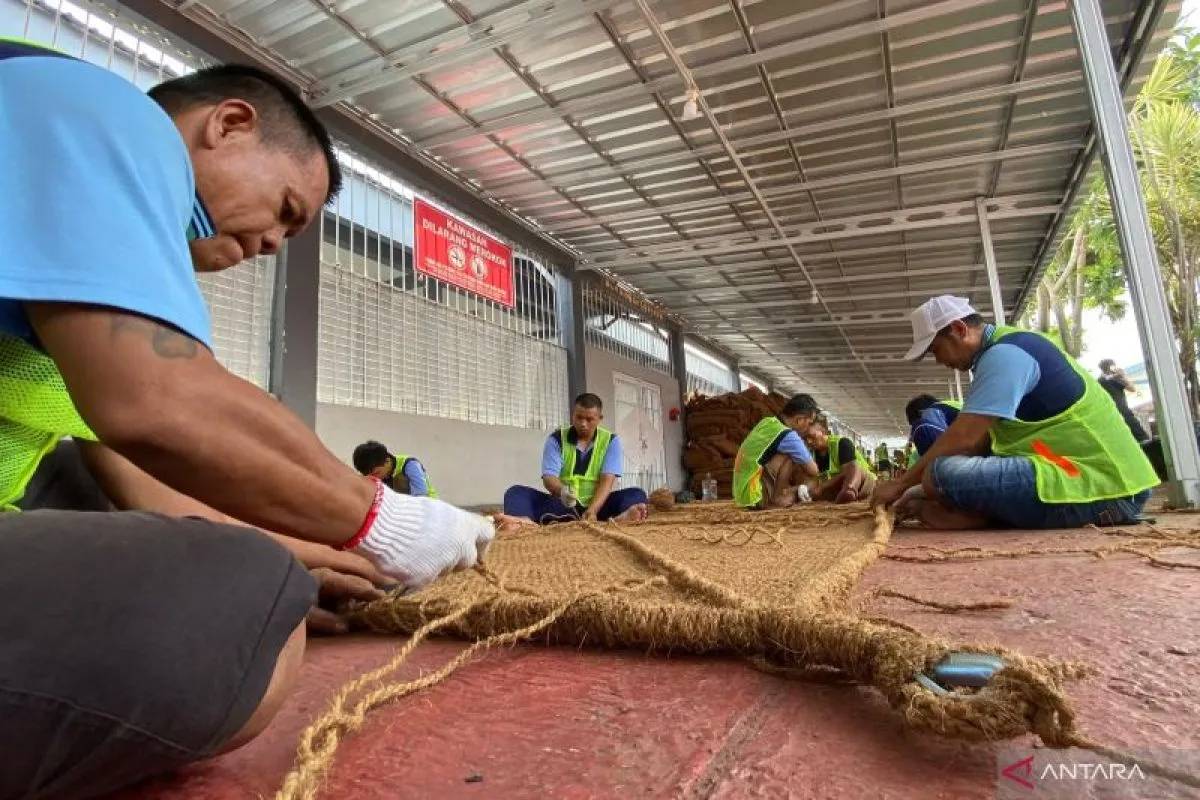 Warga Binaan Lapas Garut Dilatih Terampil Membuat Anyaman dari Serabut Kelapa