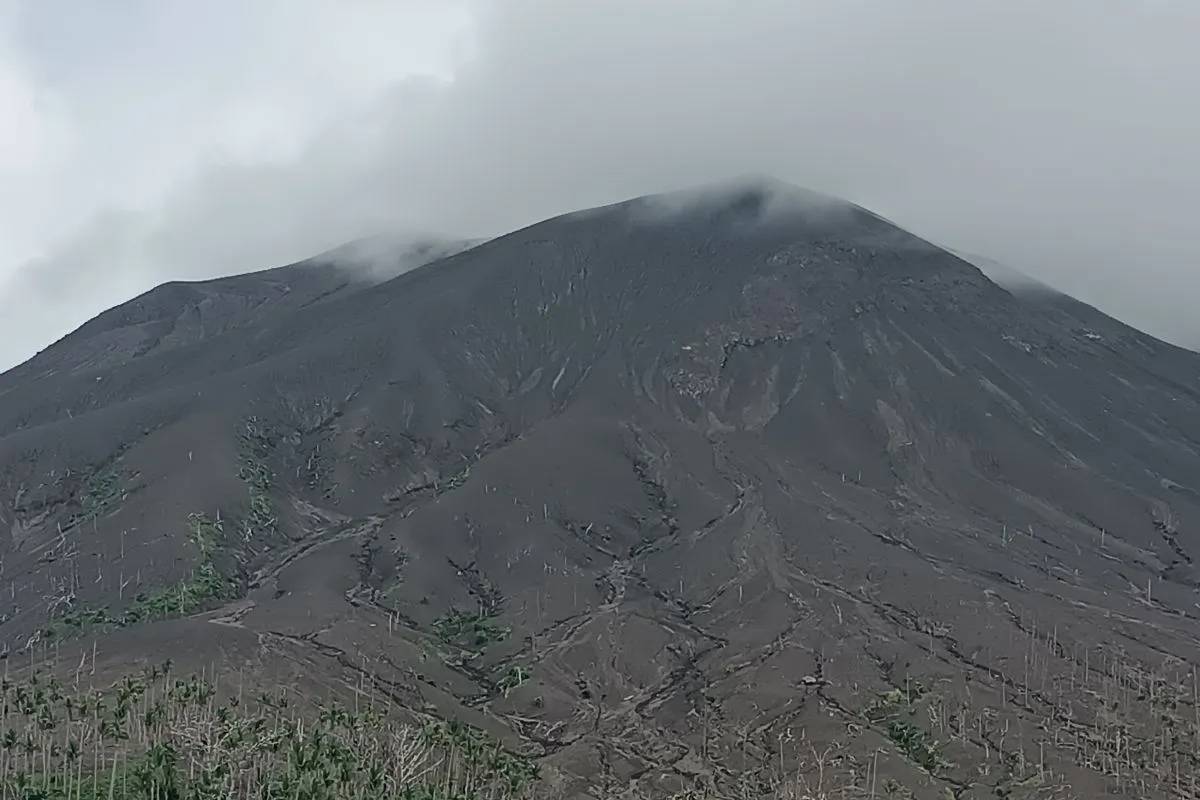 Tetap Waspada! Gunung Ruang Alami 31 Kali Gempa Vulkanik