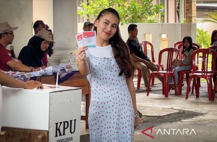 Nggak Sombong, Ayu Ting Ting Ramah Banget dengan Tetangga