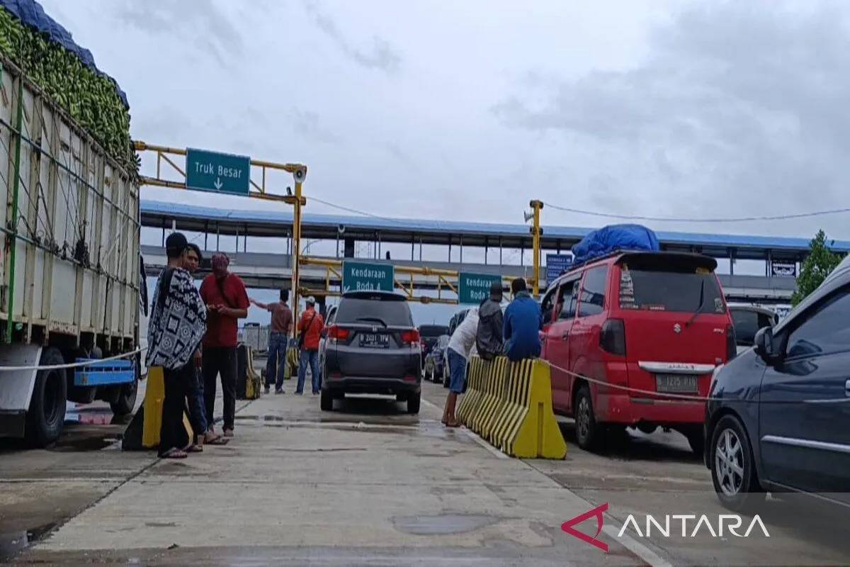 Cuaca Buruk di Selat Sunda, Pelabuhan Bakauheni Dipadati Antrean Kendaraan