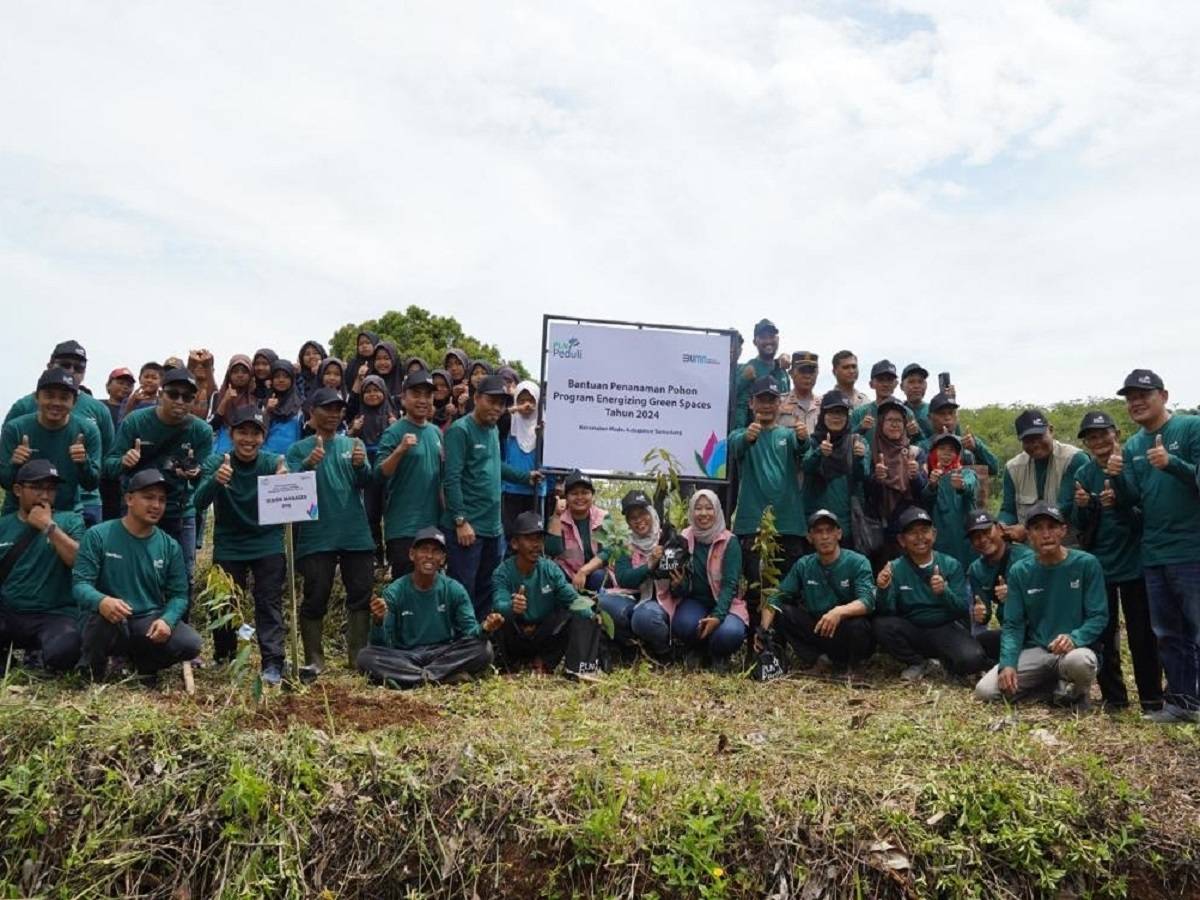 PLN Tanam 1.400 Pohon dalam Program Energizing Green Spaces