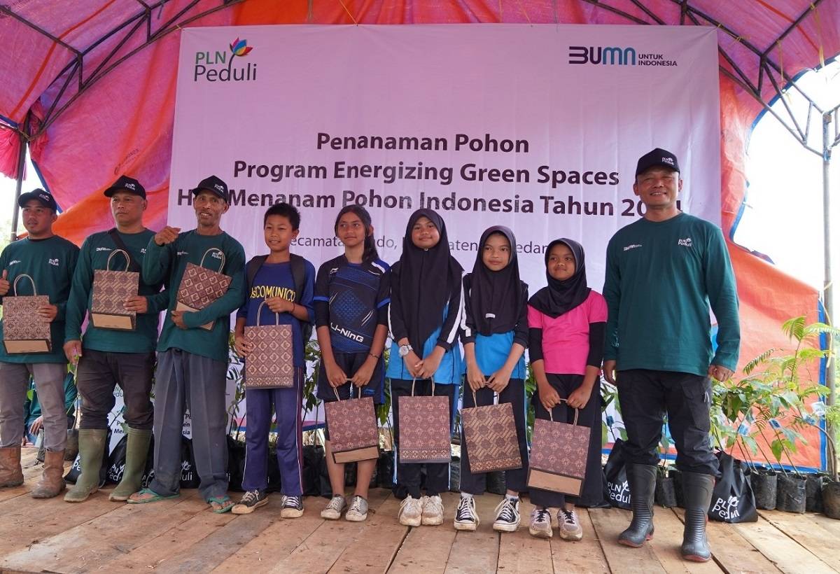 PLN Ajak Siswa SDN Banjarsari Tanam Pohon pada Program Energizing Green Spaces