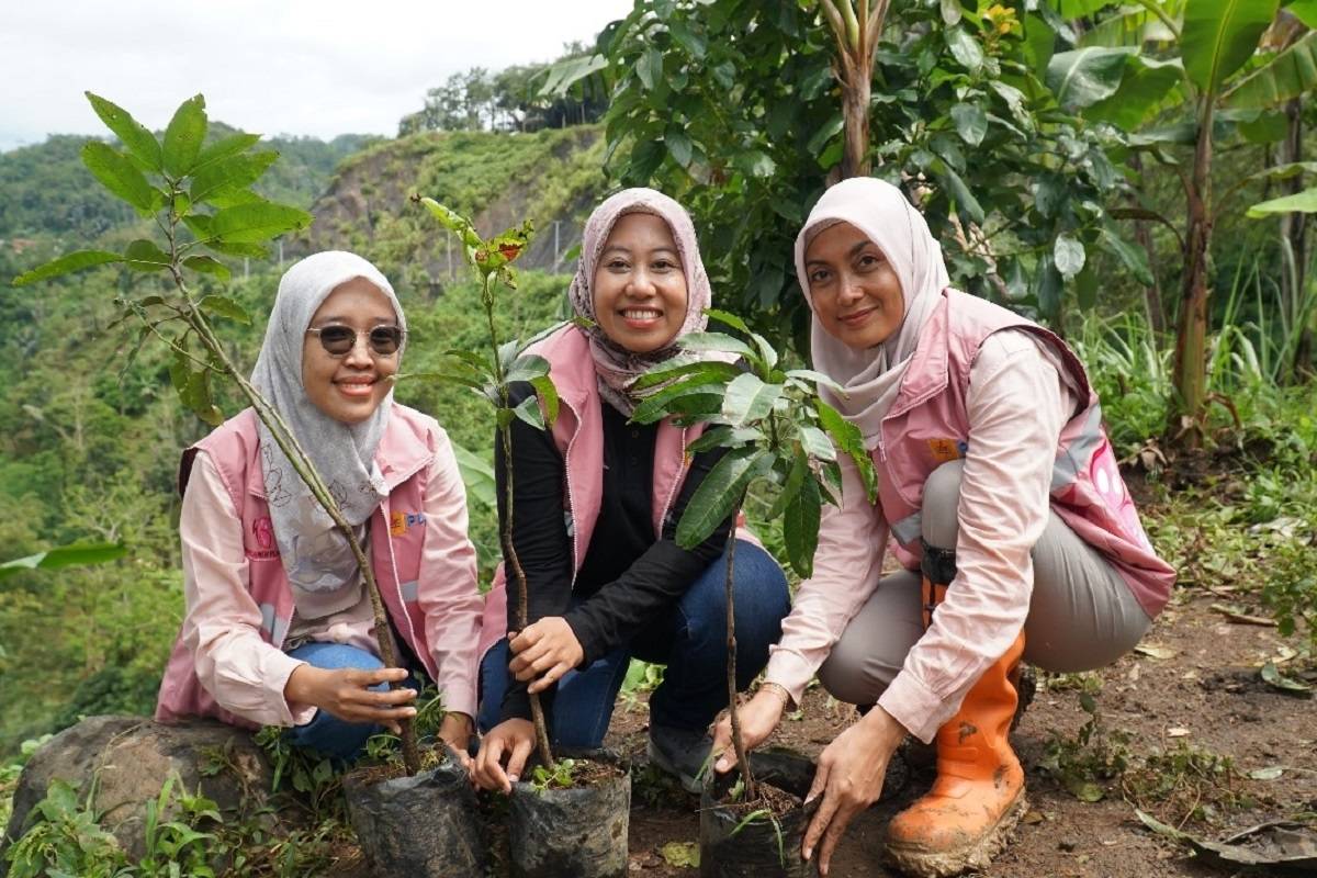 PLN Bersama Perhutani Menanam Pohon di Sekitar Proyek PLTA Upper Cisokan